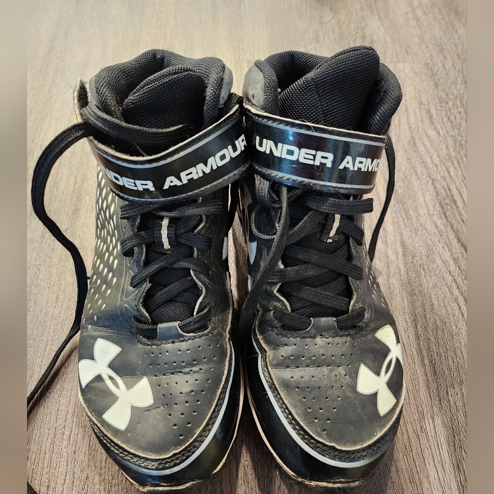 Under armour boy football cleats big boy size 3
